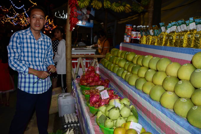 Bưởi Đại Minh được công nhận OCOP dán nhãn hiệu bưởi Đại Minh. Ảnh: Thái Sinh.