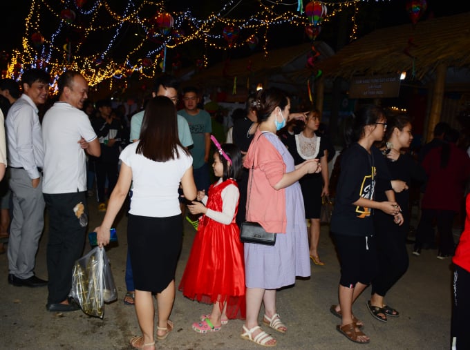 Du khách đến với đêm khai mạc hội chợ. Ảnh: Thái Sinh.