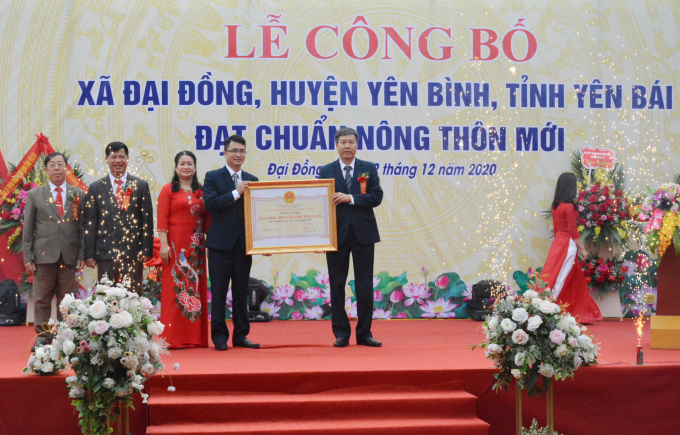a1-152331_503.jpg Ông Đinh Đăng Luận - Giám đốc Sở NN - PTNT Yên Bái (phải) trao chứng nhận xã đạt chuẩn nông thôn mới cho lãnh đạo xã Đại Đồng. Ảnh: Thái Sinh.