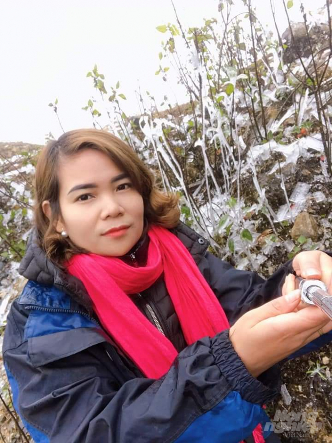 Du khách chụp ảnh với băng giá. Ảnh: Lương Văn Thư.