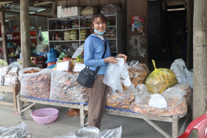 img_0323-183610_501.jpg Chị Hoàng Vân Nga bên sạp hàng thuốc của gia đình. Ảnh: Nguyễn Dũng.