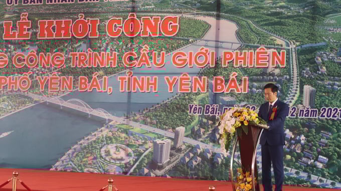 img_1235-112441_332.jpg Lãnh đạo Ban Quản lý Dự án đầu tư xây dựng các công trình giao thông tỉnh Yên Bái báo cáo kết quả chuẩn bị đầu tư. Ảnh: Thái Sinh.