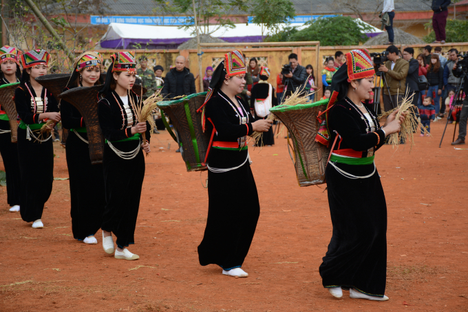 a1-080631_731.jpg Thiếu nữ Khơ Mú xã Nghĩa Sơn hát bài dân ca Mưa rơi. Ảnh: Thái Sinh.