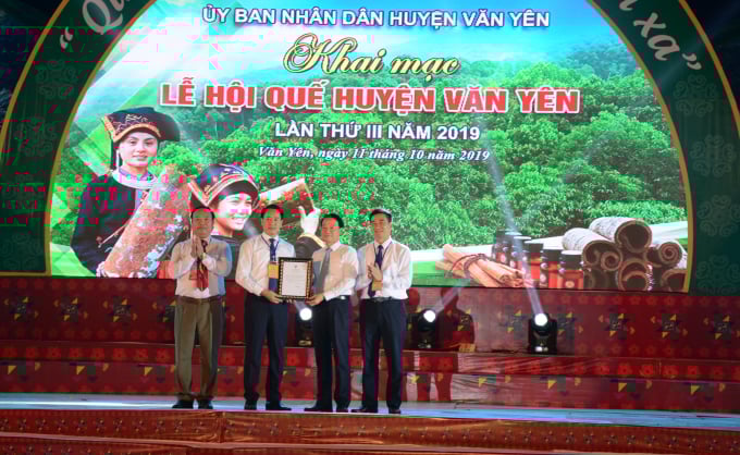 Lãnh đạo tỉnh Yên Bái trao quyết định bảo hộ chỉ dẫn địa lý cho sản phẩm quế vỏ Văn Yên trên đất Thái Lan cho lãnh đạo huyện Văn Yên tại Lễ hội quế Văn Yên lần III. Ảnh: Thái Sinh.