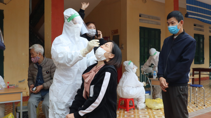 img_1157-103317_331.jpg Lấy mẫy xét nghiệm Covid-19 tại cộng đồng. Ảnh: Thái Sinh.