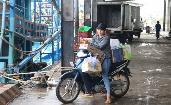 ngu-dan-khanh-hoa-mo-bien-voi-kien-quyet-khong-xam-pham-vung-bien-nuoc-ngoai-114824_20200211_472.jpg Ghi nhận PV vào sáng 11/2, tại cảng cá Hòn Rớ không khí diễn ra nhộn nhịp, tấp nập tàu cá chuẩn bị nguyên vật liệu để mở chuyến biển đầu năm.