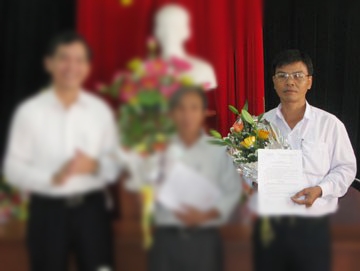 44790d25a6495a170358-094339_70.jpg Ông Phạm Ngọc Thanh bên phải khi nhận chức. Ảnh: Báo Phú Yên.