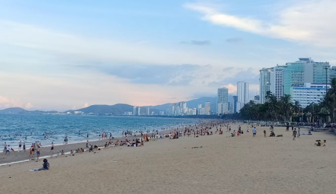 Nha Trang đã ra thông báo cho dừng các hoạt động tập trung đông người trên tuyến công viên bờ biển Nha Trang. Ảnh minh họa.