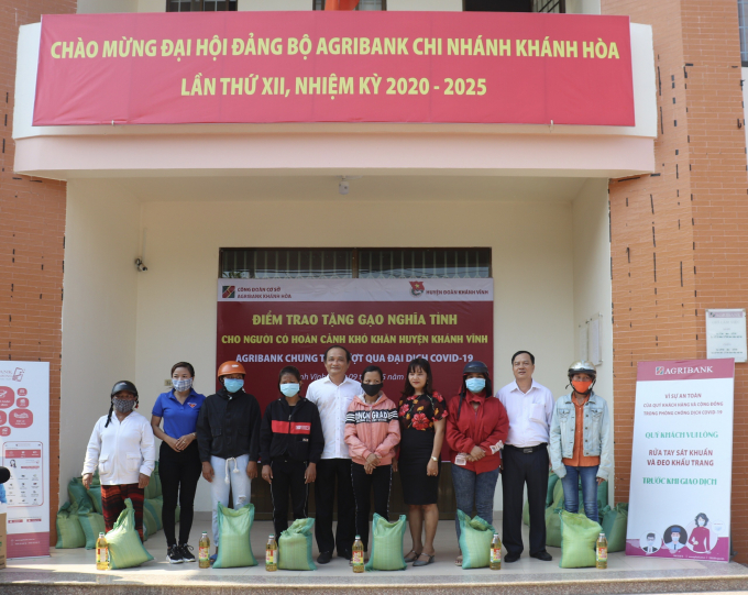 Ông Nguyễn Xuân Huy, Giám đốc Agribank Khánh Hòa tặng quà cho người dân Khánh Vĩnh. Ảnh: Thu Hà.
