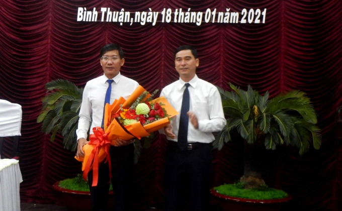 z2285554302627_a3c4f6fb77215d20c455f38de108265a-173417_505.jpg Ông Dương Văn An, Bí thư Tỉnh ủy Bình Thuận tặng hoa tân Chủ tịch UBND tỉnh Bình Thuận Lê Tuấn Phong. Ảnh: NT.