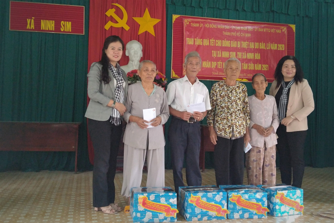z2300641685503_e7a8d5d3326544fedeabda3e2817b6fb-194927_820.jpg Đoàn công tác của Thành ủy, HĐND, UBND, Ủy ban MTTQ Việt Nam TP. Hồ Chí Minh đã đến trao tặng 12 phần quà Tết cho người dân xã Ninh Sim. Ảnh: TV.