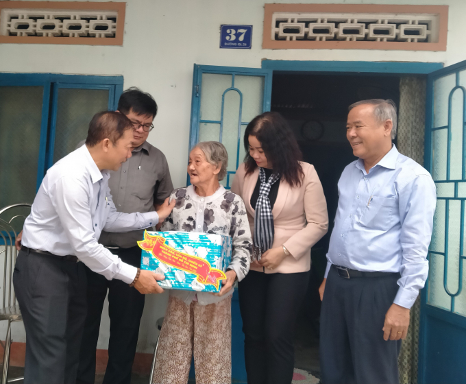 z2300642135570_986fdfb49e516ef1904fa36b717cfc0d-194928_664.jpg Những ngày này, những phần quà Tết được trao cho người dân rất ý nghĩa. Ảnh: TV.