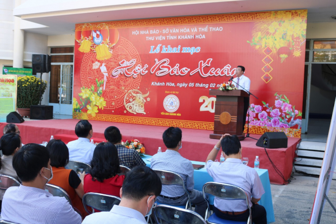 z2317054234426_d91d850cabc23c8b0cb15c20115e6a7d-161842_793.jpg Ông Đoàn Minh Long Chủ tịch Hội Nhà báo tỉnh Khánh Hòa, Trưởng Ban tổ chức Hội báo Xuân Tân Sửu phát biểu khai mạc Hội báo Xuân. Ảnh: KS.