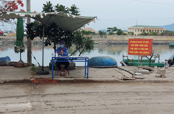 cang-ca-da-bac-1-140410_324.jpg Cảng cá Đá Bạc bố trí lực lượng ngoài trước cổng cảng để kiểm soát phương tiện xe cộ vào cảng để đảm bảo phòng, chống dịch bệnh Covid-19. Ảnh: KS.
