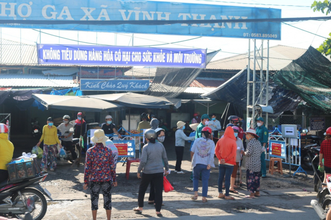 cho-ga-093531_140.jpg Người dân xếp hàng vào chợ Ga, xã Vĩnh Thạnh. Ảnh: KS.