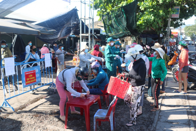 z2613130742488_c95ee5c3c5b75ca9b1f41569f07be056-092854_124.jpg Các chợ kiểm soát người dân vào chợ bằng phiếu đi chợ đã phát từ trước. Ảnh: KS.