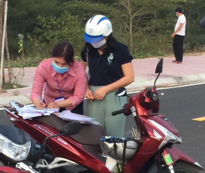 5929-z2683912328721_affefb2384f1fb6e99f6d4e316d8de13-163835_420-185737_148.jpg Trước đó, ông Hà và bà Len đã đi xem đất trong khi tỉnh đang giãn cách xã hội. Ảnh: T.Th.