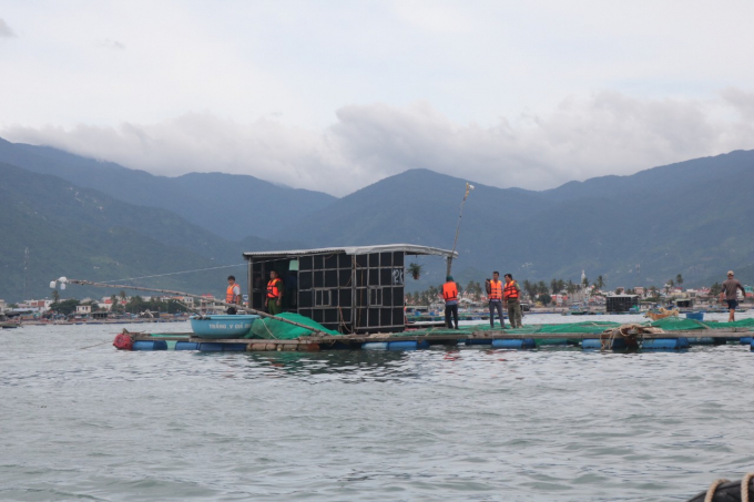 z2875235072920_ac327dd02e478f766ef03ff66f8a6dc5-113008_627.jpg Tỉnh yêu cầu việc sơ tán dân trên các lồng bè đến nơi an toàn phải hoàn thành trước 6 giờ ngày 26/10. Ảnh: KS.