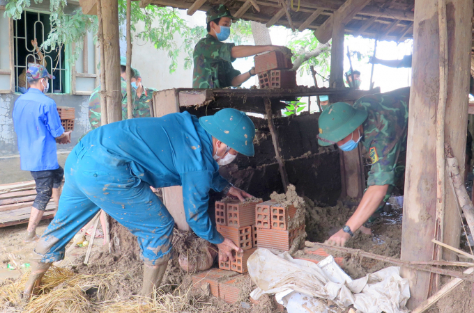 ho-tro-201220_400.jpg Bộ giúp người dân dựng lại chuồng trại chăn nuôi sớm ổn định cuộc sống. Ảnh: TX.
