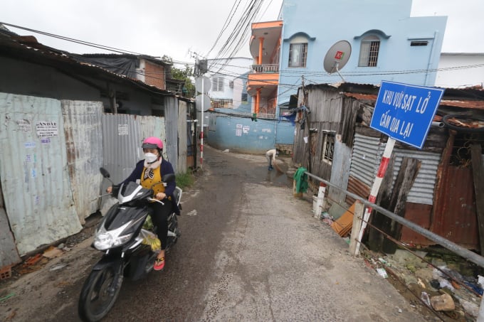 z3079384602315_d141a3b56343b5234f296a2b81c82dd7-112728_19.jpg Người dân ở cồn Ngọc Thảo mong sớm hoàn thành cầu mới để an tâm qua lại, ổn định cuộc sống.
