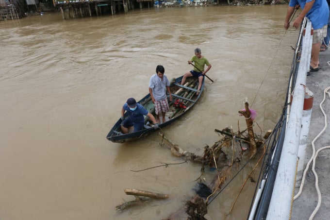z3079385159024_c3223d211b655c321841c3a53cda62b2-113232_561.jpg Người dân mong muốn cầu Ngọc Thảo mới sớm hoàn thành để họ bớt vất vả mỗi khi vào mùa mưa vì sợ lo cầu bị sập.