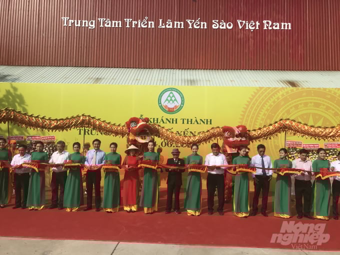 78f5f23d-cea3-45cb-a042-e38fb44cf45a-162350_499.jpeg Cắt băng khánh thành Trung tâm Sơ chế Yến sào Việt Nam. Ảnh: Thanh Sơn.