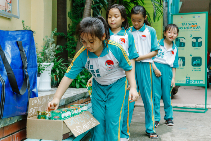04-buoc-4_-thu-gom-va-tai-che-134547_300.jpg Học sinh thu gom và tái chế vỏ hộp sữa. Ảnh: Nestlé MILO.