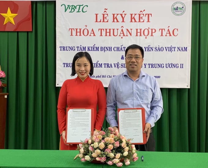 img-8035-1-194755_830.jpg Ký thỏa thuận hợp tác kiểm tra chất lượng tổ yến. Ảnh: Trung tâm Kiểm định Chất lượng Yến sào Việt Nam.