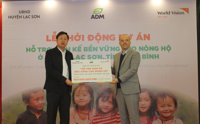 ong-bui-thanh-tung-pho-chu-tich-ubnd-huyen-va-tien-si-ong-pierre-domp-gd-marketing-va-phat-trien-kinh-doanh-adm-dinh-duong-vat-nuoi-chau-a-094202_33.jpg Khởi động Dự án hỗ trợ sinh kế bền vững cho nông hộ. Ảnh: ADM.