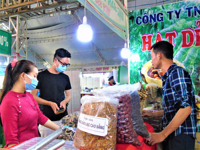 dac-san-3-075512_707.jpg Người tiêu dùng đến tham quan, mua sắm tại một gian hàng đặc sản. Ảnh: PV.