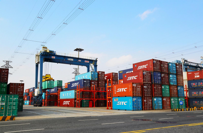 shanghai-primary-142544_603.jpg Container tại cảng Thương Hải, Trung Quốc. Ảnh: TL.