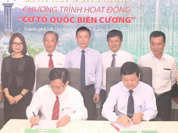 img-9152-165700_91.jpg VRG ký kết đồng hành với Báo Người Lao Động thực hiện chương trình 'Cờ Tổ quốc biên cương'. Ảnh: Thanh Sơn.