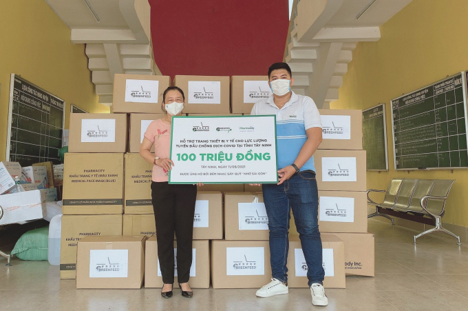 gf--nnvn--3-091247_731.jpg GREENFEED trao tặng đồ bảo hộ toàn thân, bộ test nhanh kháng nguyên SARS-CoV-2, khẩu trang y tế… cho lực lượng tuyến đầu chống dịch tại huyện Châu Thành.