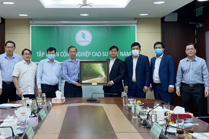 vrg-104723_229.jpg Lãnh đạo VRG tặng tranh lưu niệm cho Đoàn công tác của Tổng lãnh sự Vương quốc Campuchia tại TP.HCM. Ảnh: VRG.