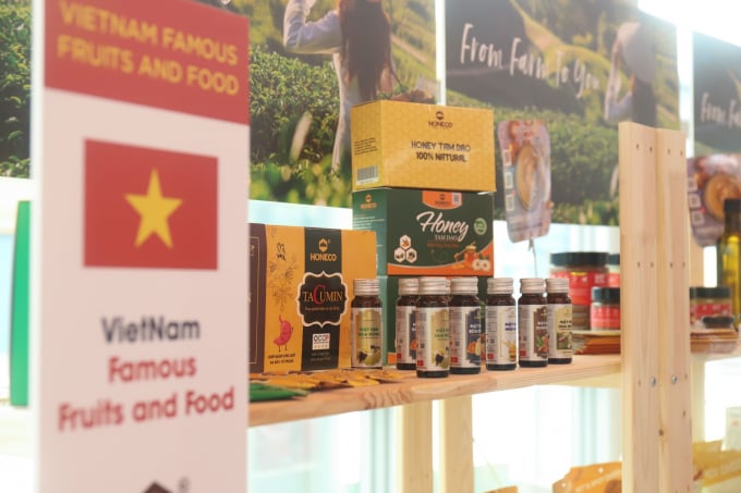 hang-vn-144056_457.jpeg Nông sản chế biến của Việt Nam tại Tuần lễ hàng Việt Nam 2021 vừa khai mạc ở Singapore. Ảnh: Thương vụ Việt Nam tại Singapore.