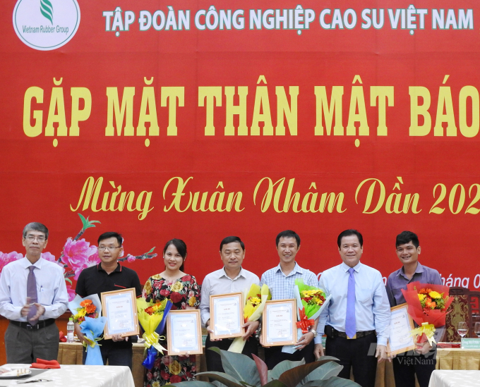 Phóng viên Trần Trung của Báo NNVN (ngoài cùng bên phải), nhận giải C. Ảnh: Thanh Sơn.