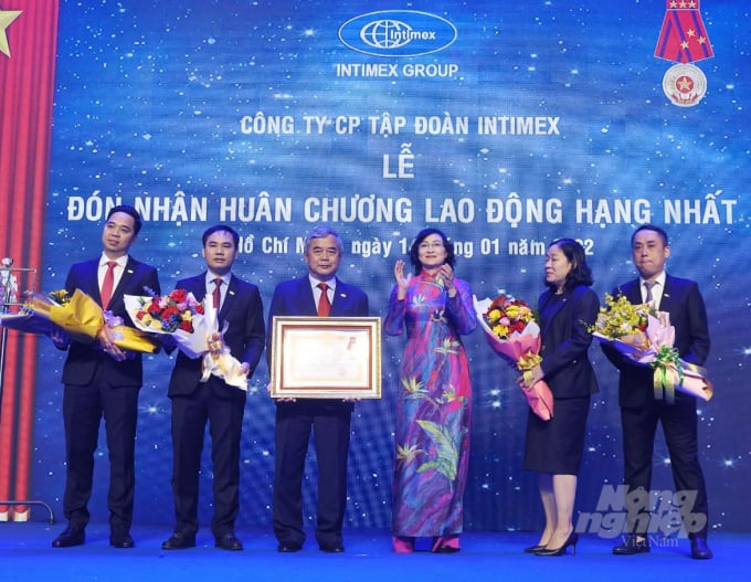 intimex-142241_371.jpg Intimex Group đón nhận Huân chương Lao động hạng Nhất. Ảnh: Thanh Sơn.