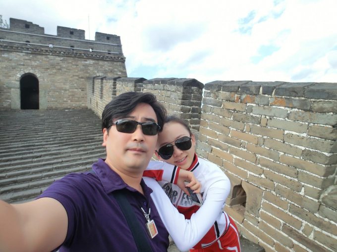 Ji Yingnan và Fan Yue chụp ảnh trên Vạn Lý Trường Thành. Ảnh: Washington Post.