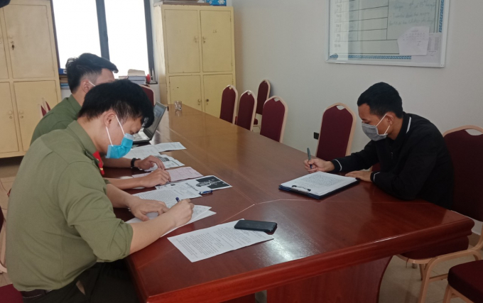 cong-an-dong-trieu-lam-viec-voi-doi-tuong-cao-xuan-hanh-143854_685.jpeg Đối tượng Cao Xuân Hạnh làm việc tại cơ quan chức năng. Ảnh: CTV.