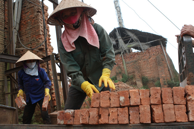 copy-of-7a3o1796-1435888151614-165912_438.jpg Quá trình rà soát lao động, đối tượng được hưởng trợ cấp còn nhiều cập rập. Ảnh: Anh Thắng.