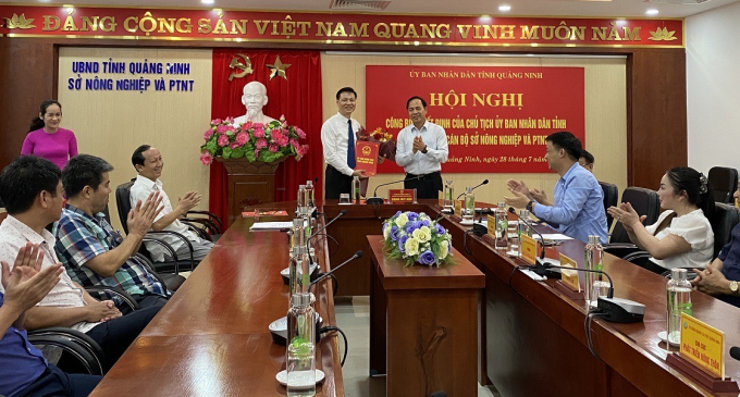 img_5968-160421_355.jpg Ông Ngô Tất Thắng, tân Phó Giám đốc Sở NN-PTNT (bên trái) nhận quyết định bổ nhiệm của Chủ tịch UBND tỉnh Quảng Ninh. Ảnh: Anh Thắng.