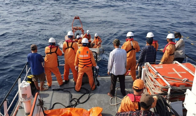 Công tác cứu hộ, cứu nạn đã giúp hạn chế triệt để các tình huống tàu cá gặp nạn trên biển khi có bão, ATNĐ. Ảnh: Đinh Mười