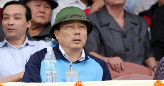 Bầu Đệ đội mũ cối dự khán các trận đấu của Thanh Hóa.