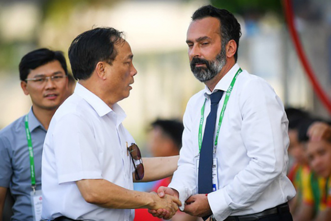 Bầu Đệ và HLV Lopez chỉ làm việc cùng nhau vài tháng, rồi chia tay.
