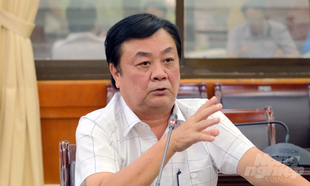 bo-truong-le-minh-hoan-223734_20210604_776.jpg Bộ trưởng Lê Minh Hoan nghe báo cáo về các hoạt động hỗ trợ kết nối, tiêu thụ nông sản tại trụ sở Bộ NN-PTNT chiều 4/6. Ảnh: Bảo Thắng.
