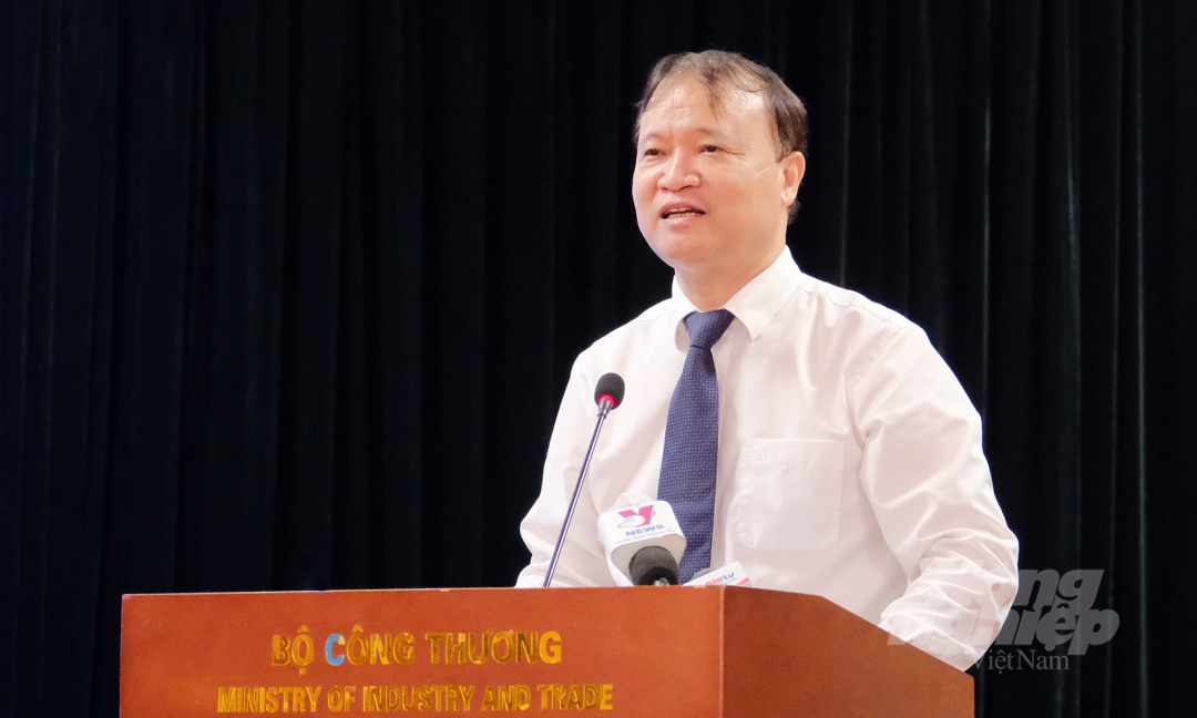 Deputy Minister of Industry and Trade Do Thang Hai chairs a press conference on September 30 about Vietnam's industry and trade activities in the first nine months of 2021. Photo: Bao Thang.