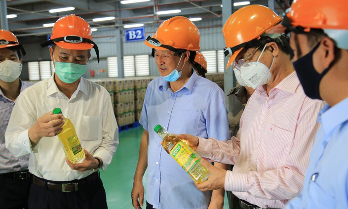 4618dd852afae3a4baeb-185243_877.jpg Thứ trưởng Phùng Đức Tiến thăm nhà máy chế biến dầu thực vật của Dabaco. Ảnh: Bá Thắng.