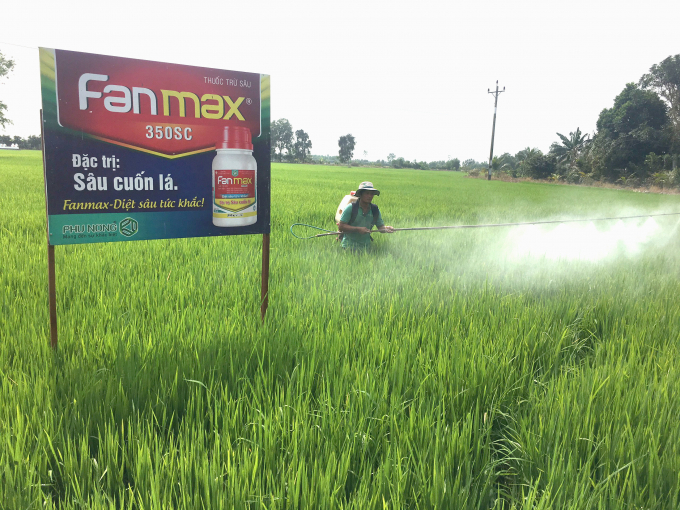 phu-nong-3-133806_519.jpg Đối với thuốc trừ sâu Fanmax 350SC ngoài tác động lên hệ thần kinh, còn ngăn chặn quá trình lột xác của sâu. Ảnh: Trọng Linh.