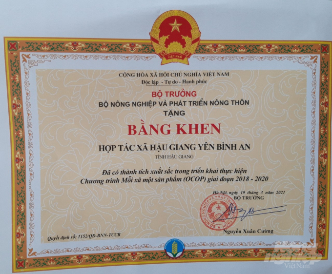 hop-tac-xa-tien-phong-trong-phat-trien-kinh-te-ben-vung-172310_20210723_591.jpg Ngày 19/3/2021, HTX Hậu Giang Yên Bình An nhận được Bằng khen của Bộ trưởng Bộ NN-PTNT 'Đã có thành tích xuất sắc trong triển khai thực hiện Chương trình mỗi xã một sản phẩm (OCOP) giai đoạn 2018-2020'. Ảnh: Văn Vũ.