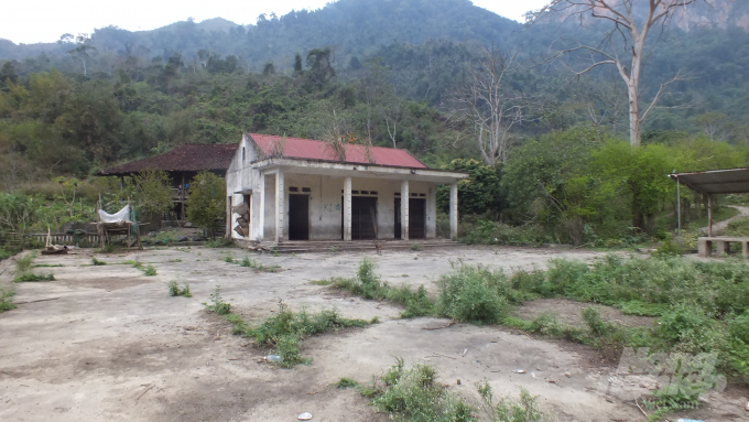 Công trình nhà chờ đón khách du lịch tại xã Nam Mẫu, huyện Ba Bể xây dựng từ năm 2010 đến nay bị bỏ hoang. Ảnh: Thái Sơn.